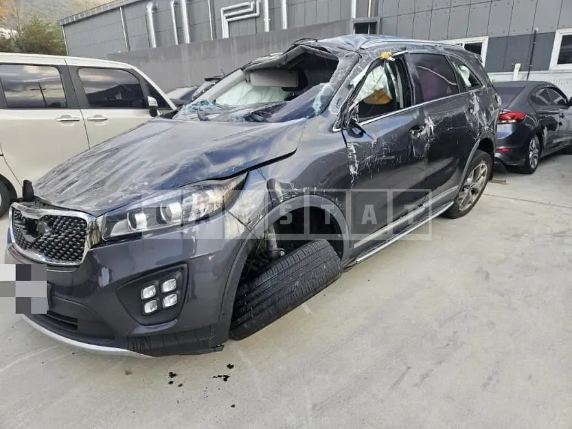 Photo 2 of 6: 2016 Kia Sorento 2.0 — Korean insurance auction