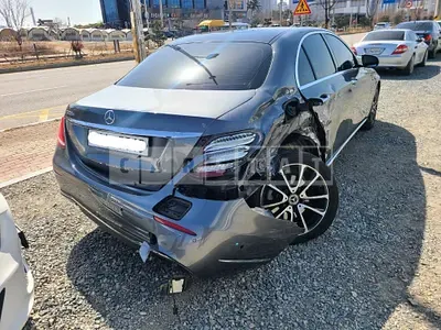 Photo 1 of 37: 2019 Mercedes-Benz E300 e, VIN WDDZF5DBXKA670477 — Korean insurance auction