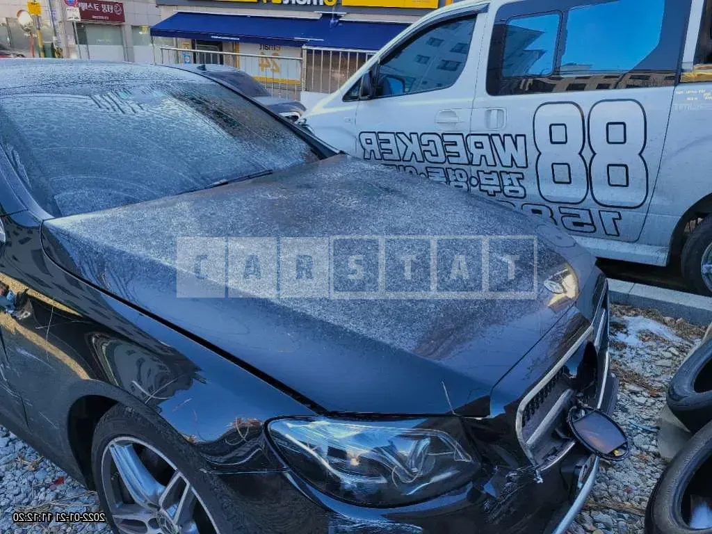Photo 2 of 9: 2020 Mercedes-Benz E300, VIN W1KZF4KB8LA841967 — Korean insurance auction