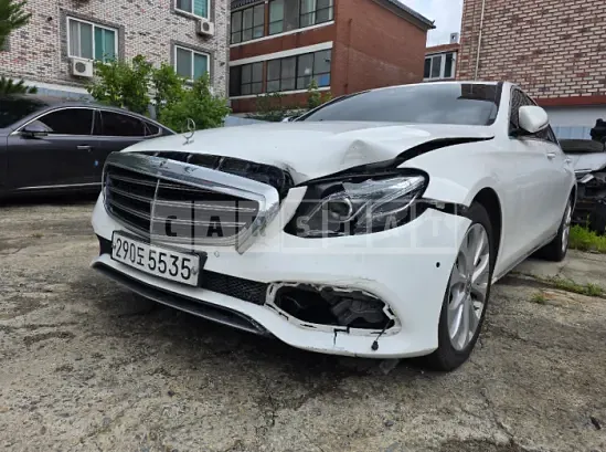 Photo 2 of 11: 2017 Mercedes-Benz E220d — Korean insurance auction