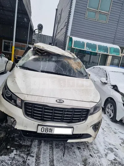 Photo 1 of 16: 2019 Kia Carnival, VIN KNAMC81ABKS594437 — Korean insurance auction