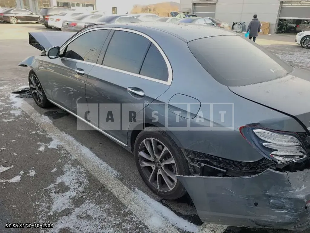 Photo 2 of 9: 2019 Mercedes-Benz E 300 4Matic, VIN WDDZF4KB1KA568515 — Korean insurance auction