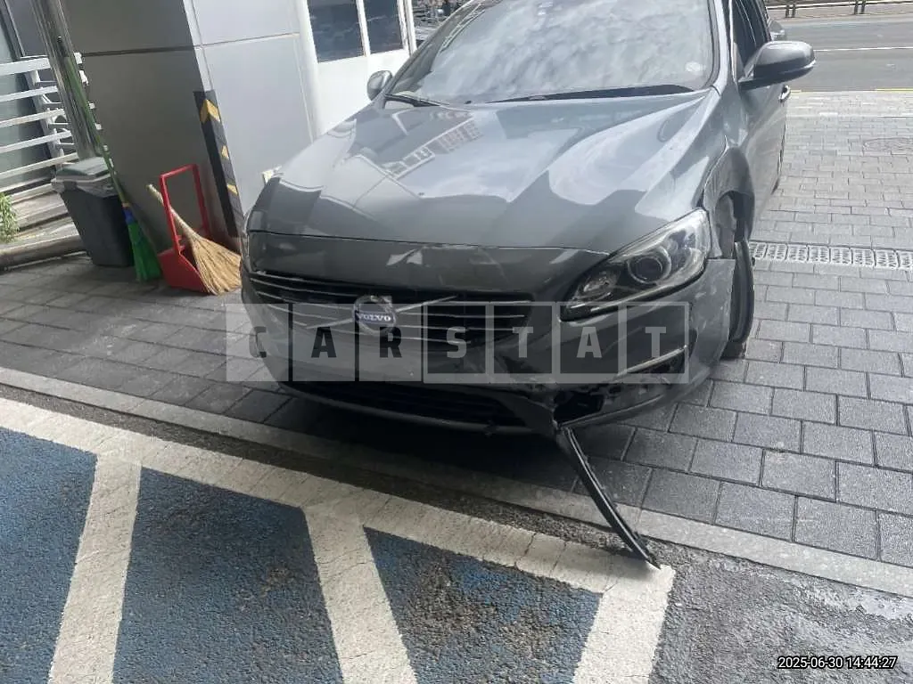 Photo 2 of 22: 2017 Volvo S60D4 — Korean insurance auction