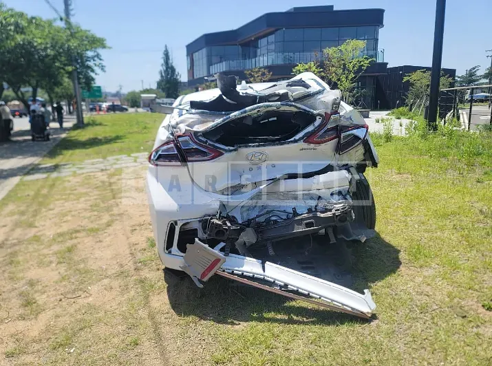 Photo 2 of 7: 2018 Hyundai Modern Ionic Electric, VIN KMHC051HFJU020271 — Korean insurance auction