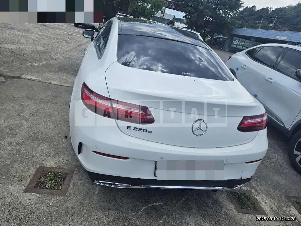Photo 2 of 12: 2017 Mercedes-Benz E220 d Coupe — Korean insurance auction