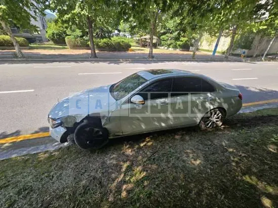 Photo 2 of 7: 2017 Mercedes-Benz E220 d — Korean insurance auction