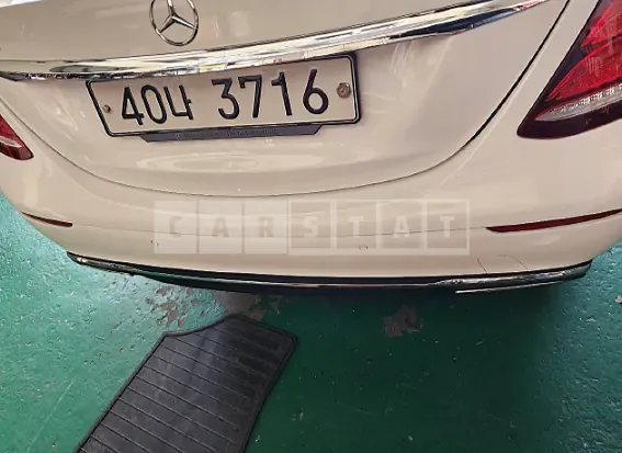 Photo 2 of 15: 2018 Mercedes-Benz E300 4Matic, VIN WDDZF4KB2JA371447 — Korean insurance auction