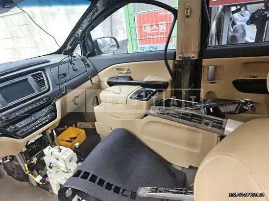 Photo 2 of 19: 2019 Kia Carnival, VIN KNAMC81ABKS592074 — Korean insurance auction