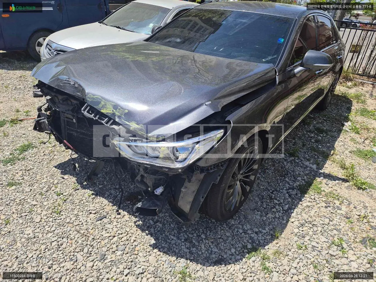 Photo 2 of 11: 2017 Hyundai Genesis EQ900, VIN KMHG241ADJU038516 — Korean insurance auction