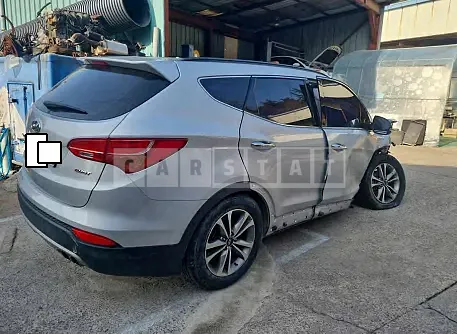 Photo 2 of 14: 2015 Hyundai Santa Fe, VIN KMHSW81UBFU373999 — Korean insurance auction