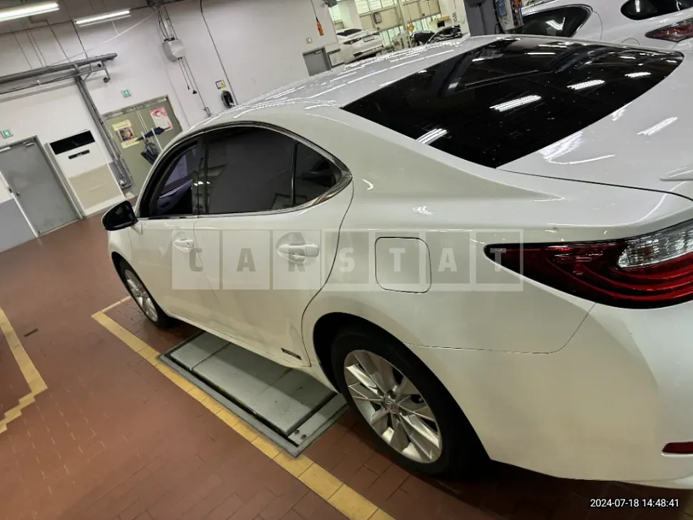 Photo 2 of 7: 2015 Lexus ES300h — Korean insurance auction