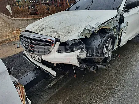 Photo 2 of 6: 2019 Mercedes-Benz E 300 4Matic, VIN WDDZF4KB3KA691474 — Korean insurance auction