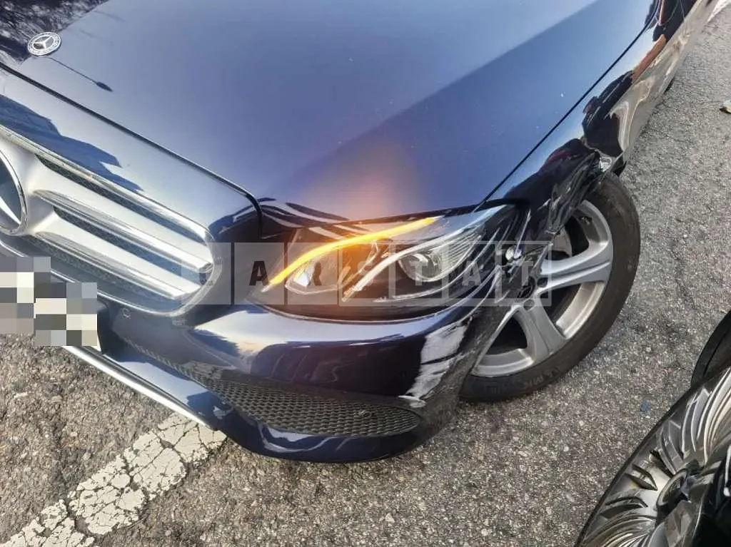 Photo 3 of 3: 2018 Mercedes-Benz E200, VIN WDDZF4CB5JA444065 — Korean insurance auction