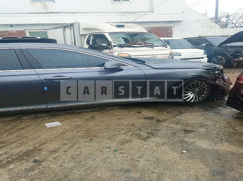 Photo 2 of 13: 2017 Genesis EQ900 — Korean insurance auction