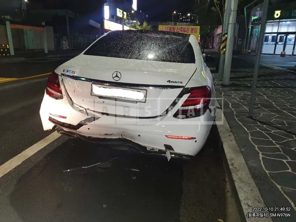 Photo 2 of 13: 2017 Mercedes-Benz E 300 4Matic, VIN WDDZF4KB2HA076018 — Korean insurance auction