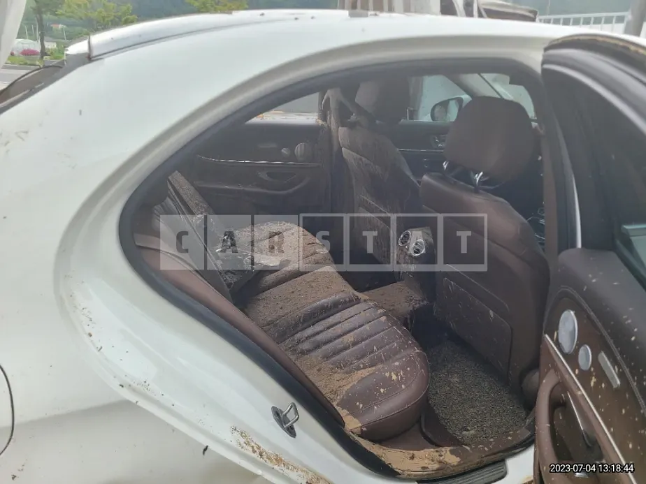Photo 2 of 7: 2019 Mercedes-Benz E300 4Matic, VIN WDDZF4KB2KA668901 — Korean insurance auction