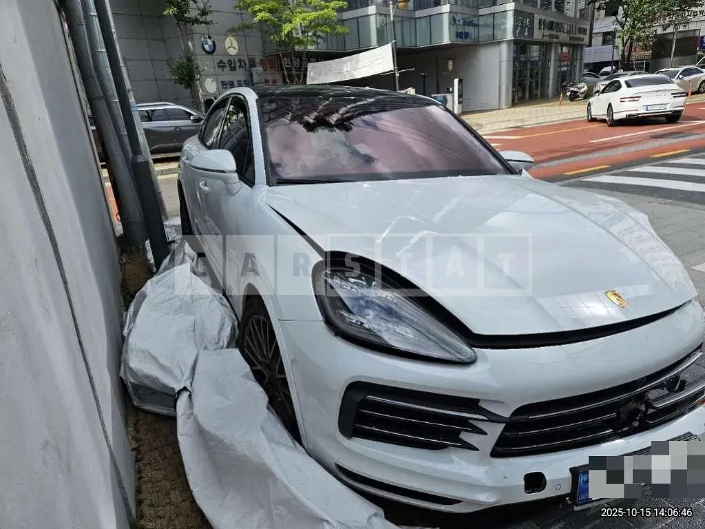 Photo 2 of 44: 2023 Porsche Cayenne Coupe 3.0 — Korean insurance auction