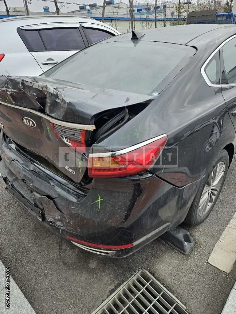 Photo 2 of 10: 2017 Kia K7 — Korean insurance auction