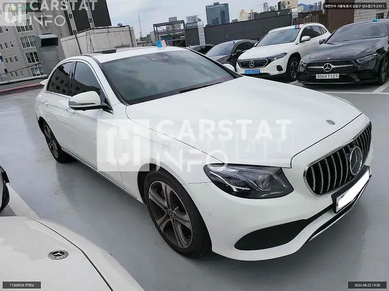 Photo 2 of 16: 2017 Mercedes-Benz E300 4Matic, VIN WDDZF4KB9HA282999 — Korean insurance auction