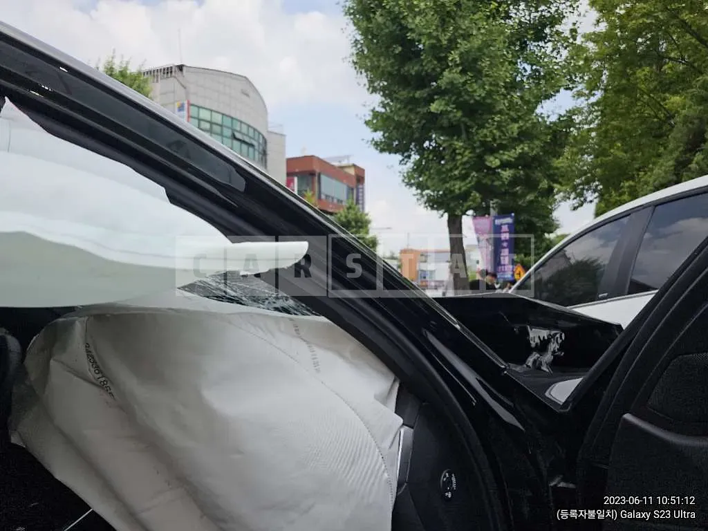 Photo 2 of 21: 2021 BMW 320i, VIN WBA5X5102MFL06906 — Korean insurance auction
