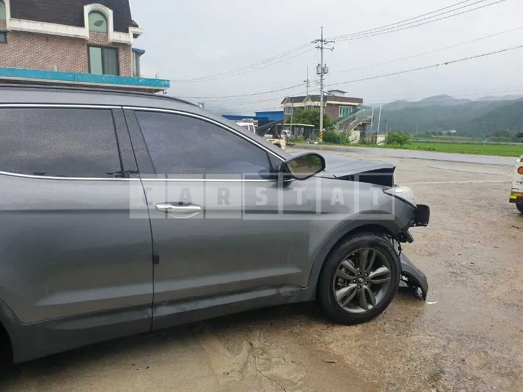 Photo 2 of 12: 2015 Hyundai Santa Fe, VIN KMHSW81UDFU363713 — Korean insurance auction