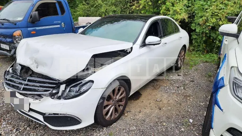 Photo 2 of 9: 2019 Mercedes-Benz E300 — Korean insurance auction