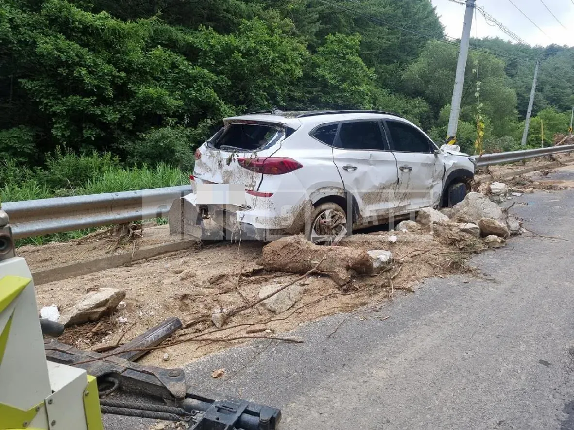 Photo 2 of 10: 2019 Hyundai Tucson TL 4WD, VIN KMHJ581ADKU099286 — Korean insurance auction