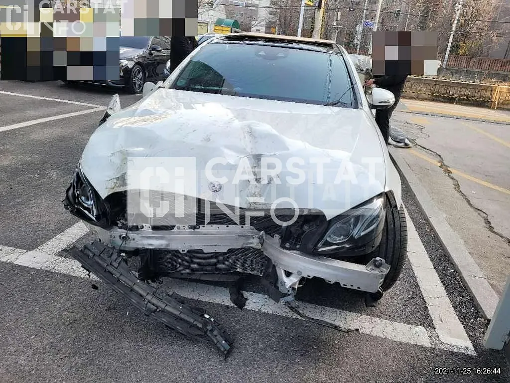Photo 2 of 21: 2016 Mercedes-Benz E300 4Matic, VIN WDDZF4KB9HA108365 — Korean insurance auction