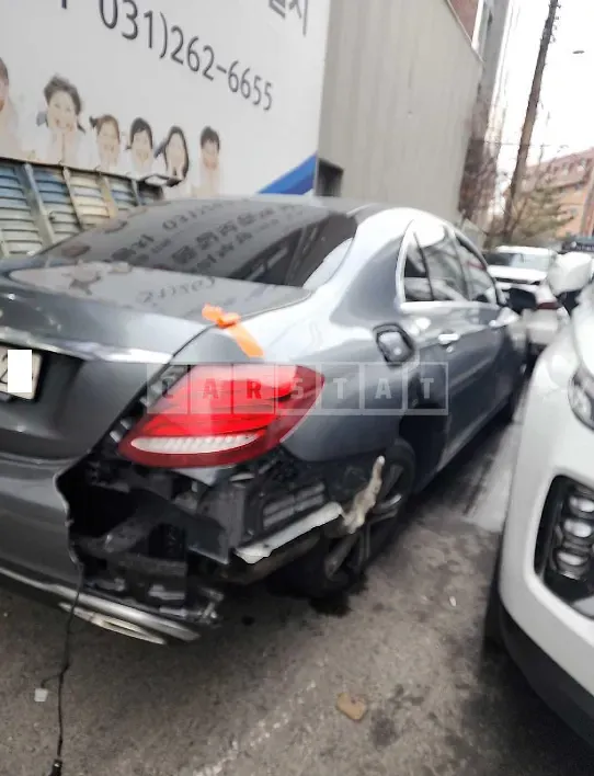 Photo 2 of 6: 2019 Mercedes-Benz E300, VIN WDDZF4JB6KA577647 — Korean insurance auction
