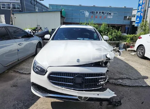 Photo 2 of 27: 2021 Mercedes-Benz E250, VIN W1KZF4FB1MA983038 — Korean insurance auction