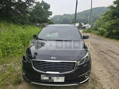 Photo 1 of 13: 2016 Kia Carnivals — Korean insurance auction