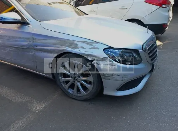 Photo 2 of 9: 2018 Mercedes-Benz E220d, VIN WDDZF0EB8JA304579 — Korean insurance auction