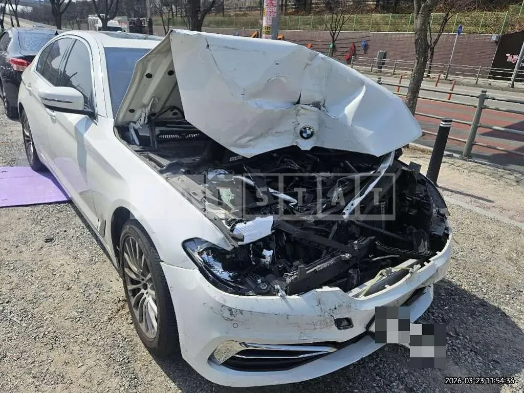 Photo 2 of 11: 2020 BMW 520i Luxury — Korean insurance auction