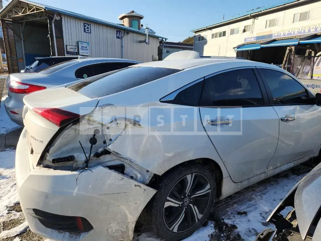 Photo 2 of 15: 2018 Honda Civic 4d, VIN 19XFC2670JE300186 — Korean insurance auction