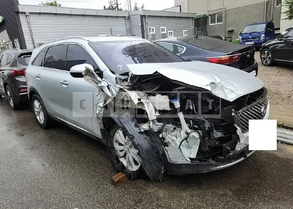 Photo 2 of 22: 2017 Kia Sorento, VIN KNAPS81ABHA353303 — Korean insurance auction