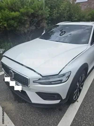 Photo 1 of 28: 2024 Volvo V60 CCB5 AWD — Korean insurance auction