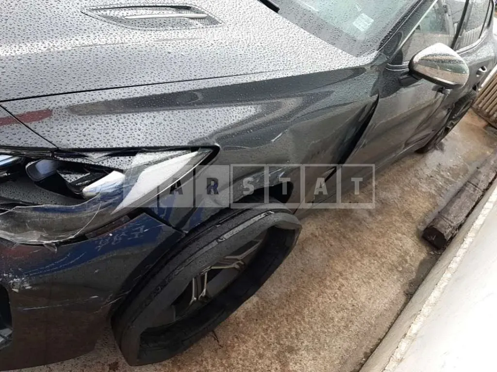 Photo 2 of 46: 2018 Kia Stinger, VIN KNAE751CBJS001879 — Korean insurance auction