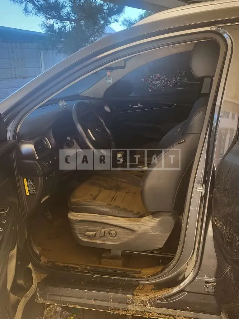 Photo 2 of 3: 2018 Kia Sorento, VIN KNAPS81ADJA437832 — Korean insurance auction