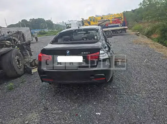 Photo 2 of 17: 2018 BMW 320i — Korean insurance auction