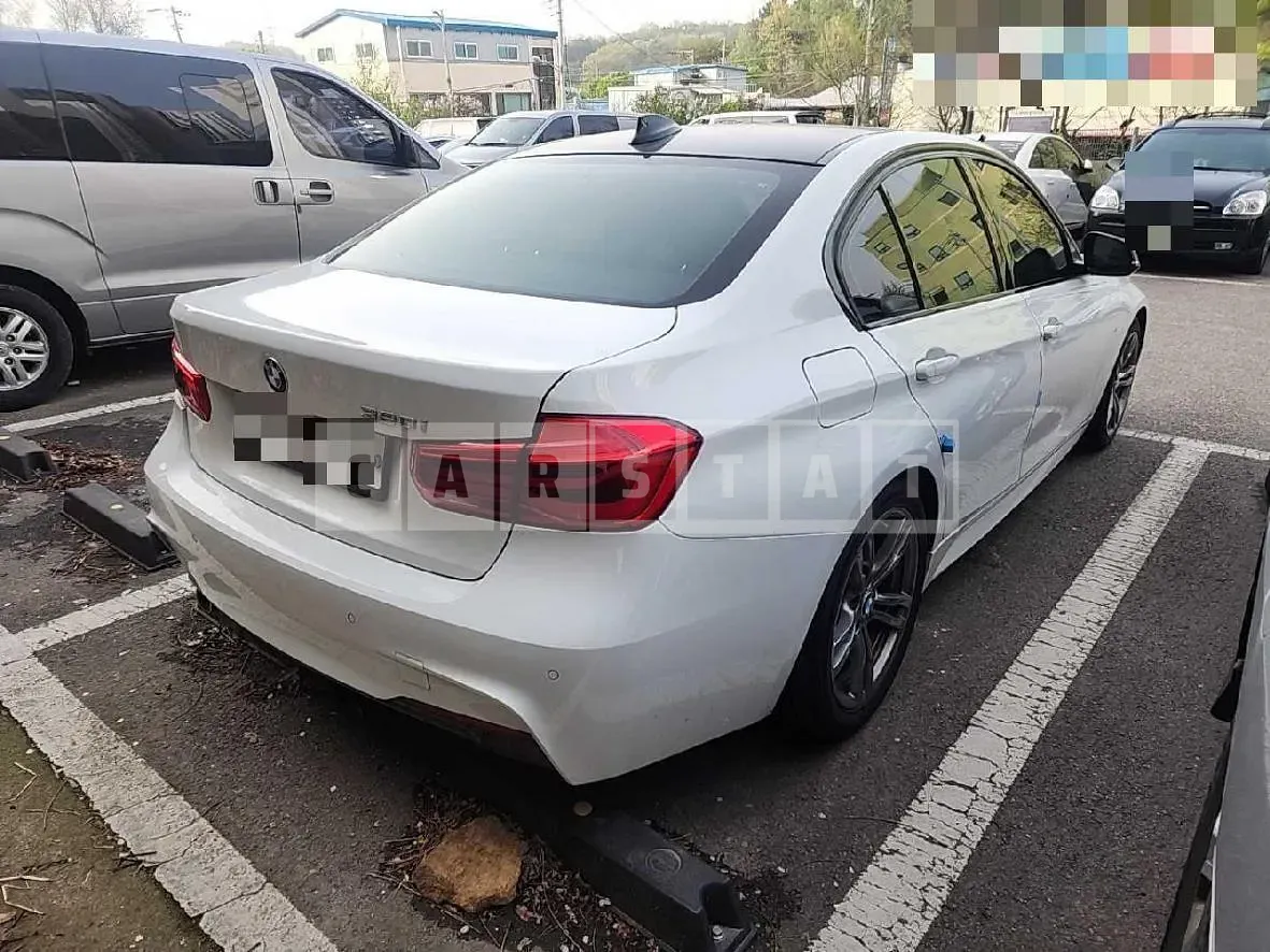 Photo 2 of 10: 2017 BMW 320i — Korean insurance auction
