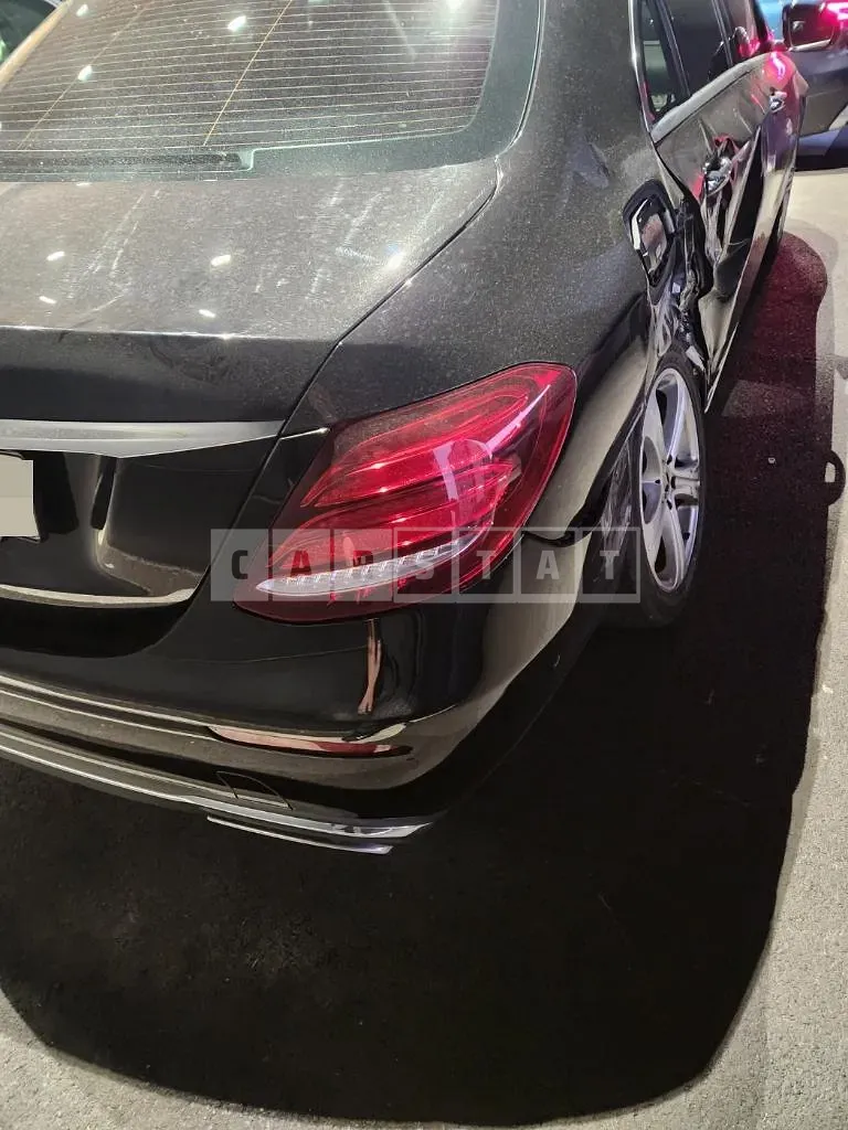 Photo 2 of 6: 2017 Mercedes-Benz E200, VIN WDDZF4CB3JA334325 — Korean insurance auction