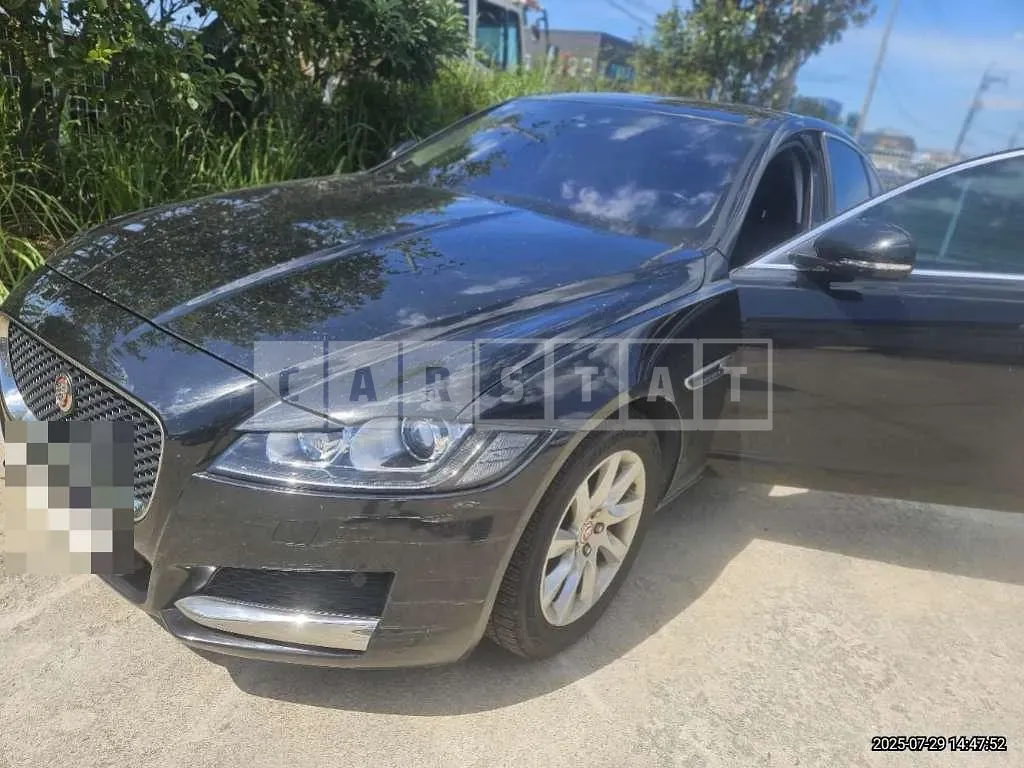Photo 2 of 19: 2017 Jaguar XF 20d — Korean insurance auction