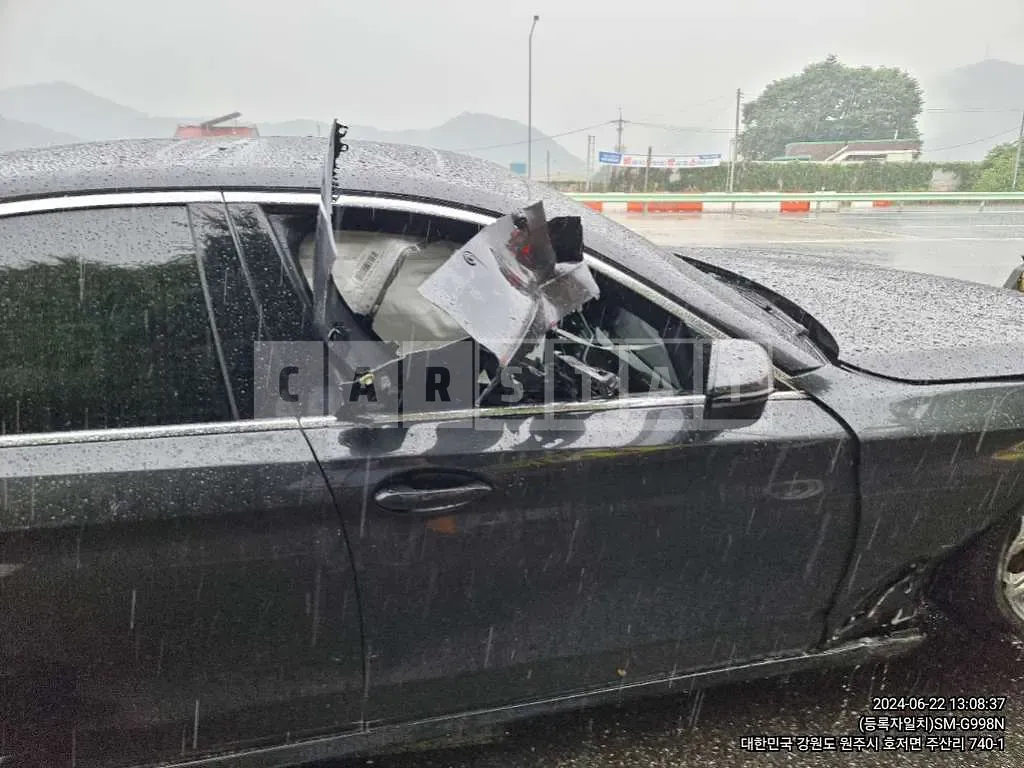 Photo 2 of 13: 2019 BMW 520i Luxury — Korean insurance auction
