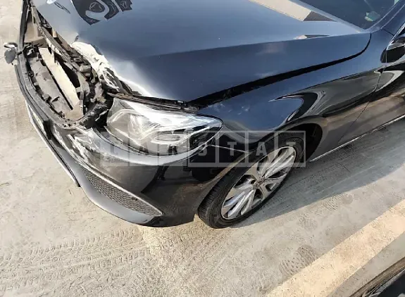 Photo 2 of 12: 2019 Mercedes-Benz E 300 4Matic, VIN WDDZF4KB4KA663070 — Korean insurance auction