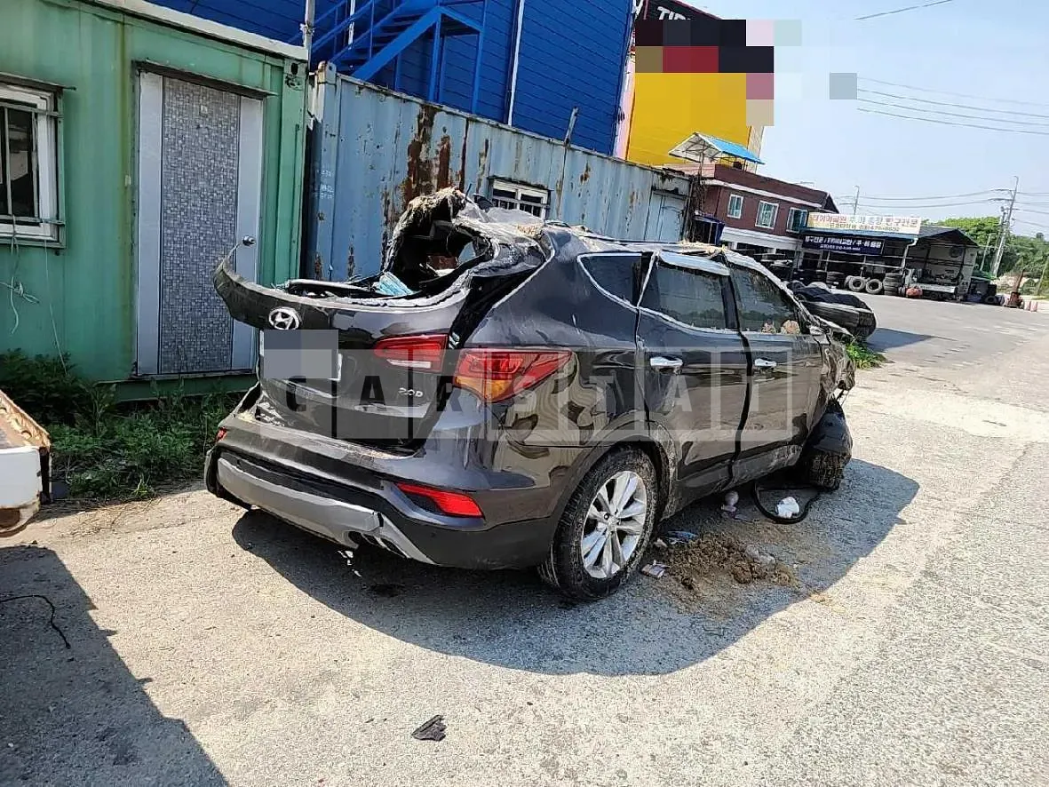 Photo 2 of 12: 2017 Hyundai Santa Fe 2.0, VIN KMHSW81UBJU850056 — Korean insurance auction