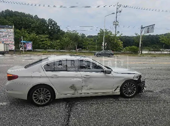 Photo 2 of 7: 2020 BMW 520i Luxury — Korean insurance auction