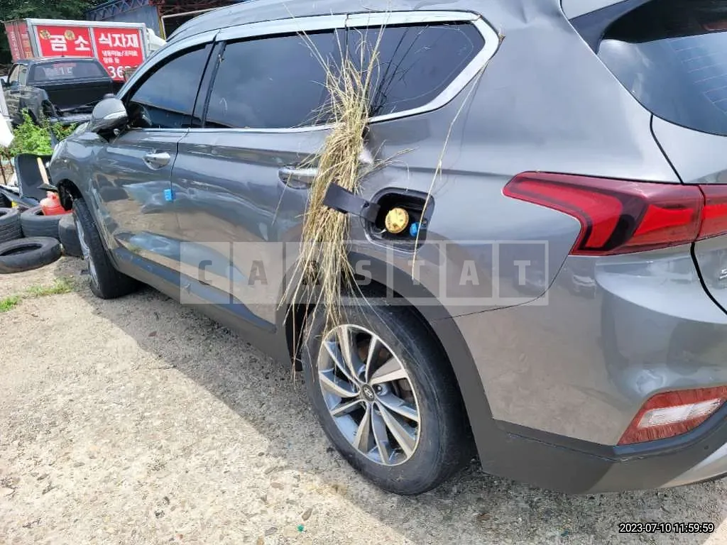 Photo 2 of 20: 2019 Hyundai Santa Fe, VIN KMHS281CBKU042942 — Korean insurance auction