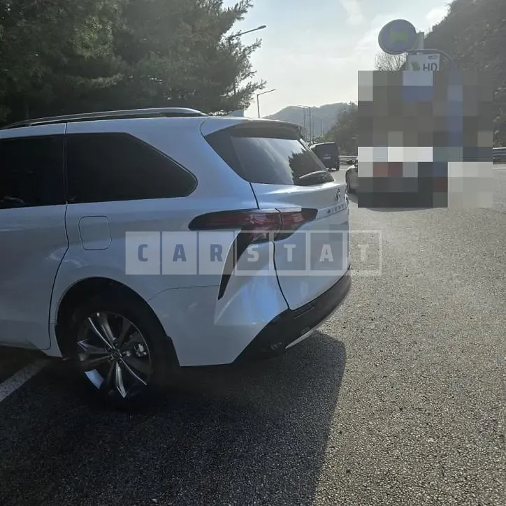 Photo 2 of 21: 2024 Toyota Sienna Hybrid 2WD — Korean insurance auction