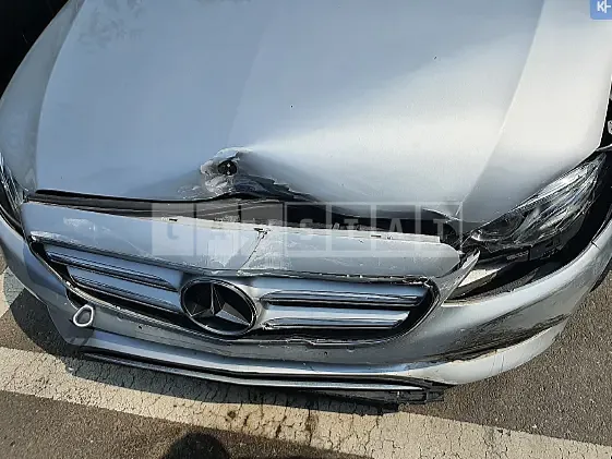 Photo 2 of 14: 2017 Mercedes-Benz E220 d 4Matic, VIN WDDZF0EB5HA225090 — Korean insurance auction