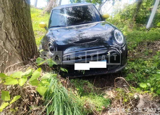 Photo 2 of 8: 2023 MINI Cooper If — Korean insurance auction